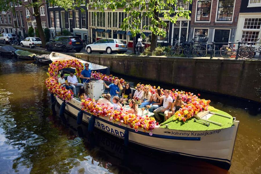 Amsterdam: The Original Flower Boat with Local Guide and Bar - Why the Flower Boat works so well