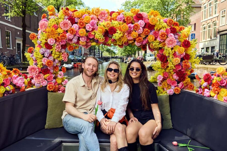Amsterdam: The Original Flower Boat with Local Guide and Bar - Oudeschans: a short opening look
