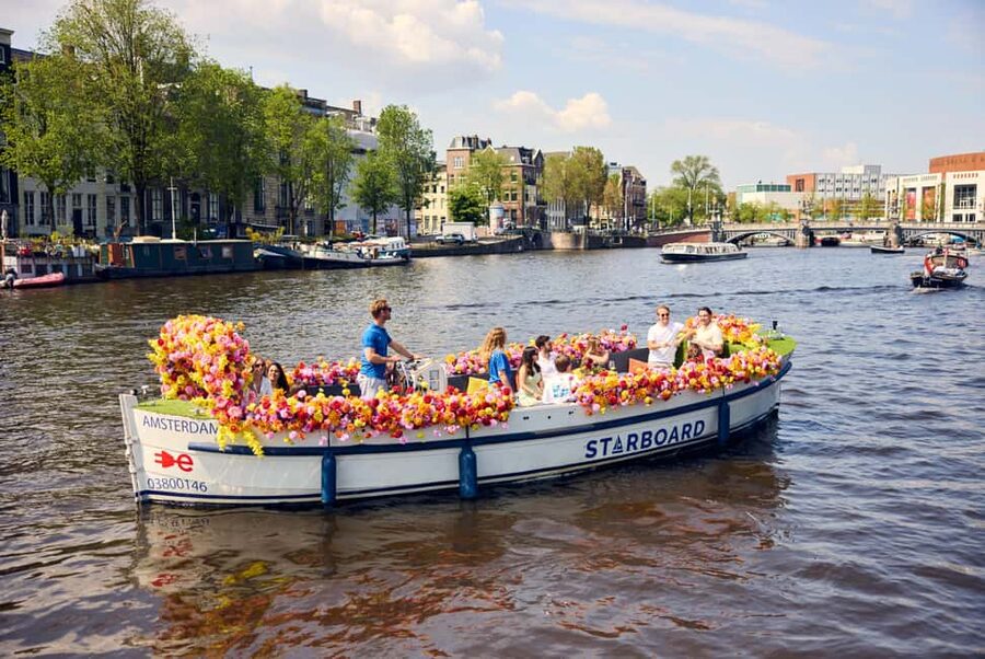 Amsterdam: The Original Flower Boat with Local Guide and Bar - Seven Bridges viewpoint: have your camera ready