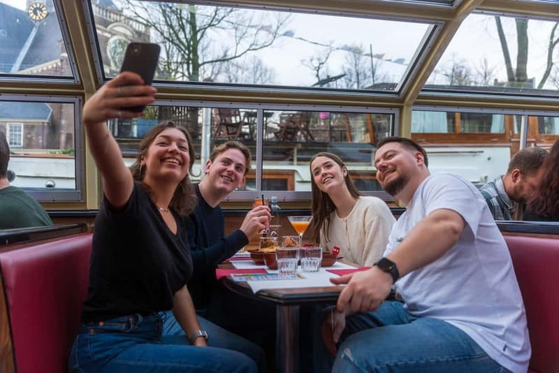 Amsterdam: Unlimited Cocktails Cruise on the Canals - Boarding at Damrak and settling in