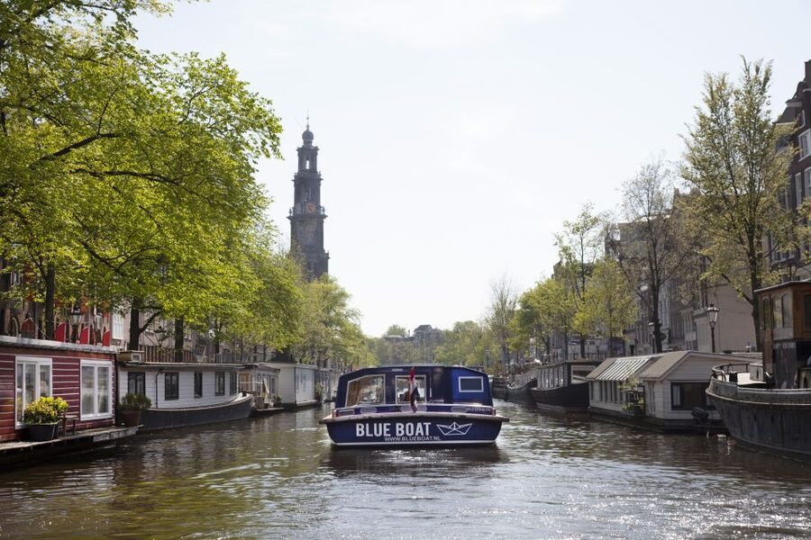 Amsterdam: Van Gogh Museum Ticket and City Canal Cruise - Snack boxes and the optional extras