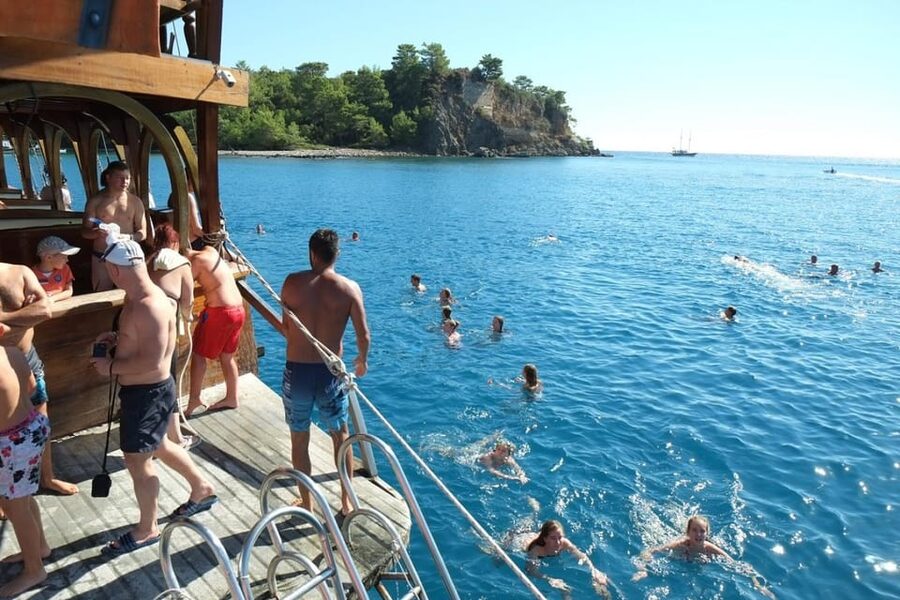 Antalya: Beach & Waterfalls Boat Trip w/ Lunch & Soft Drinks - Sea caves and the pirate-style entertainment