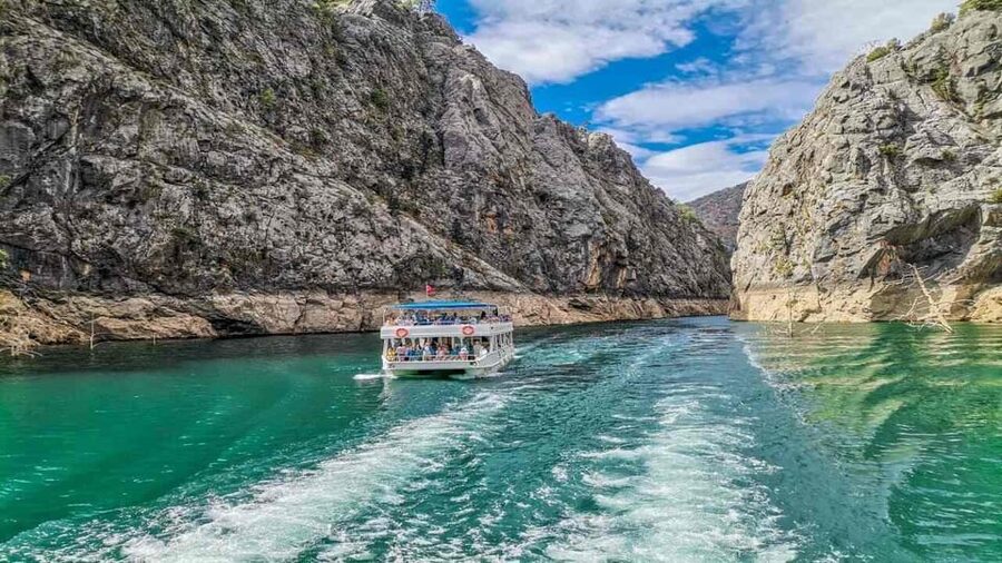 Antalya: Green Canyon Boat Trip with Lunch & Soft Drinks - Cruising beneath the canyon cliffs