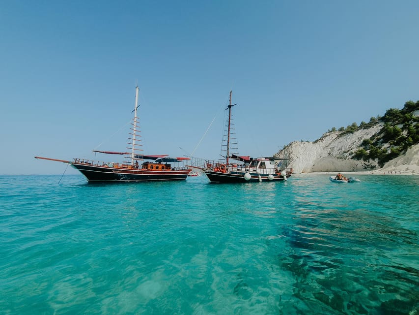 Argostoli: Full-Day Boat Trip with Lunch & Wine - Xi Beach and the red clay treatment