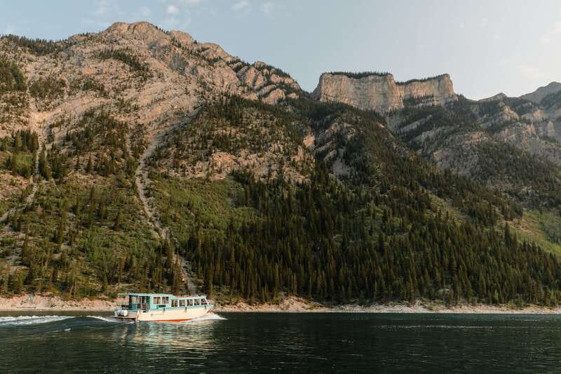 Banff: Lake Minnewanka Cruise - Boat comfort, seating, and accessibility
