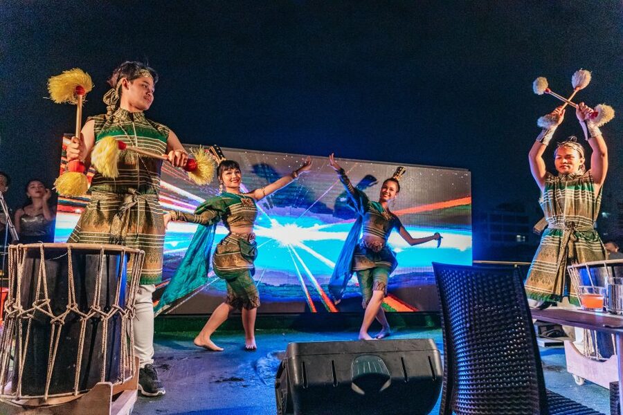 Bangkok: Alangka Luxury Buffet Dinner Cruise With Live Music - Live singers and Thai dance