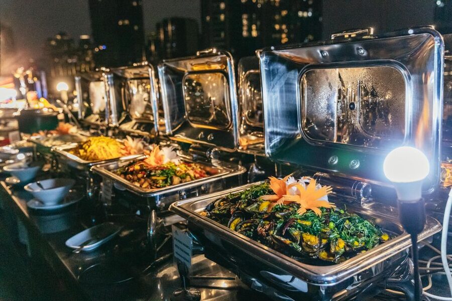 Bangkok: Alangka Luxury Buffet Dinner Cruise With Live Music - Who should book the Alangka cruise?