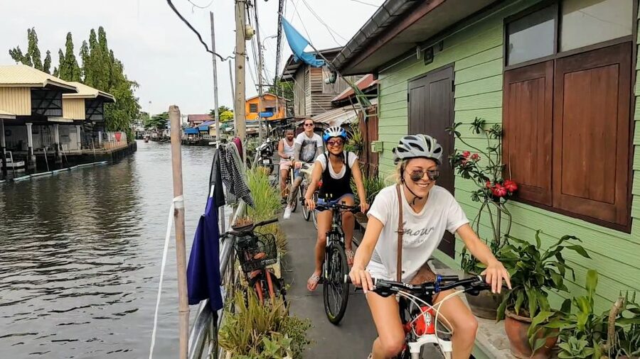 Bangkok: Bike and Canal Boat Tour with Lunch - Wat Pradittharam and the local market