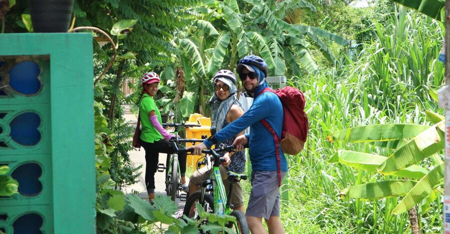 Bangkok: Bike and Canal Boat Tour with Lunch - Loading the bikes onto a long-tail boat