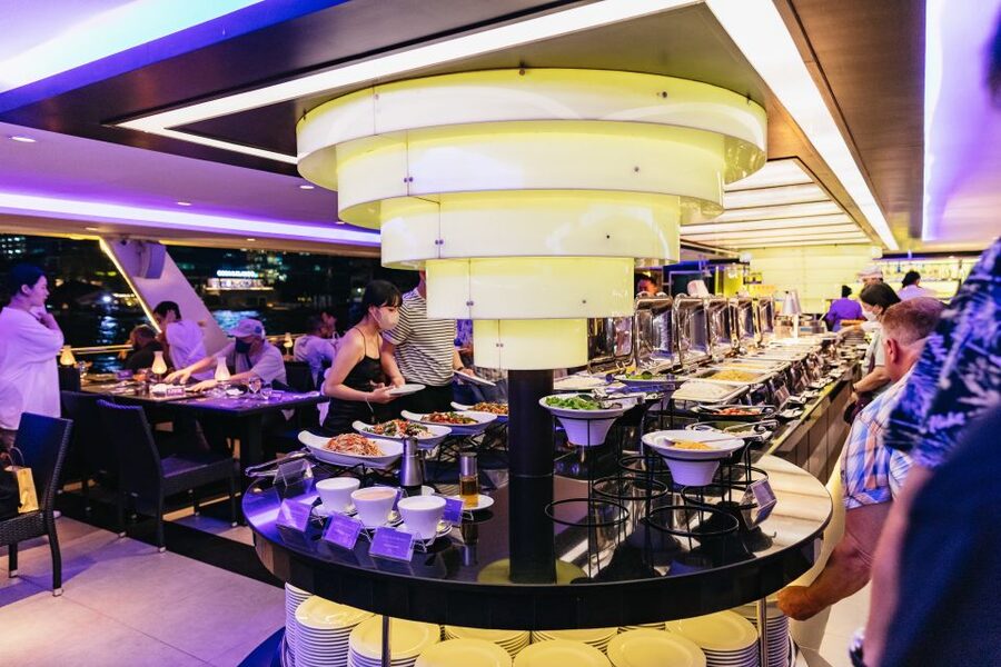 Bangkok: River Dinner Cruise on the Chao Phraya Princess - Boarding the boat and choosing your view