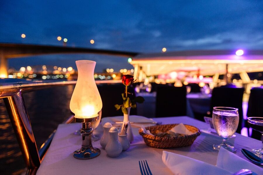 Bangkok: River Dinner Cruise on the Chao Phraya Princess - Live music, from jazz to dancing