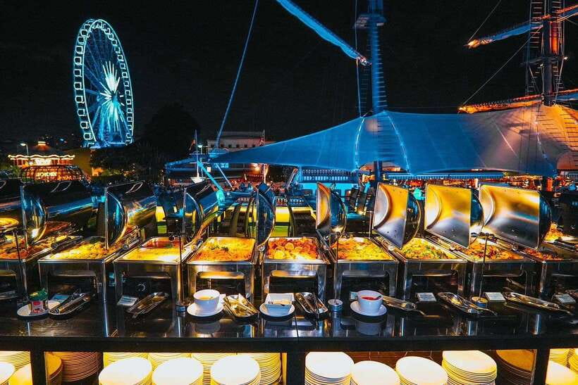 Bangkok: Royal Princess River Dinner Cruise with Live Music - The Chao Phraya route after sunset