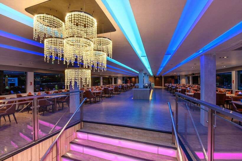 Bangkok: Royal Princess River Dinner Cruise with Live Music - Live music and the changing mood onboard