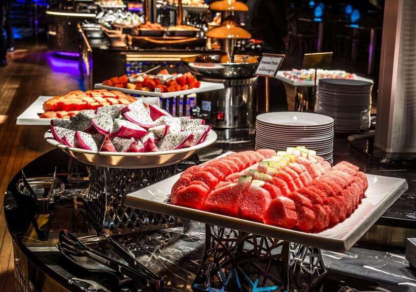 Bangkok: Royal Princess River Dinner Cruise with Live Music - Who should book the Royal Princess cruise