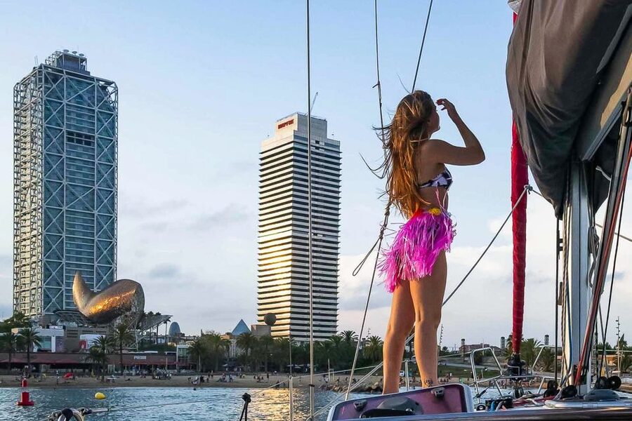 Barcelona: Coastline Boat Trip with Snacks and Cava - Snacks, cava, beer, and the price calculation