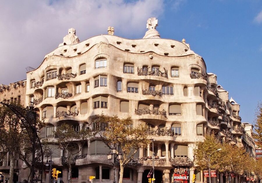 Barcelona: Helicopter, Boat Ride & Old Town Private Tour - Timing, comfort, and practical details
