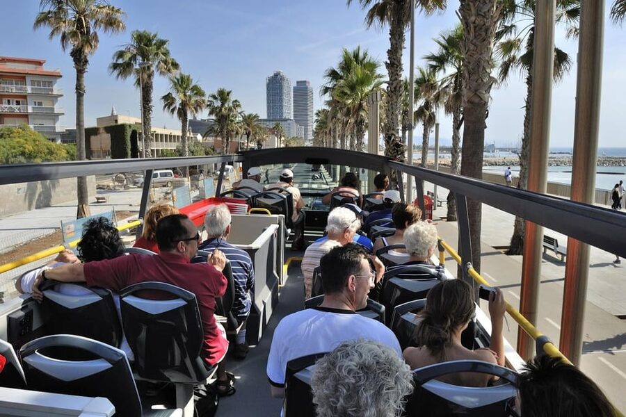 Barcelona: Hop-On Hop-Off Bus with Sailing Cruise - The Green East Route: Sagrada Familia and Park Güell