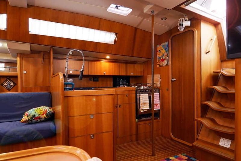 Barcelona: Sunset or Afternoon Yacht Cruise with Drinks - What is served on board