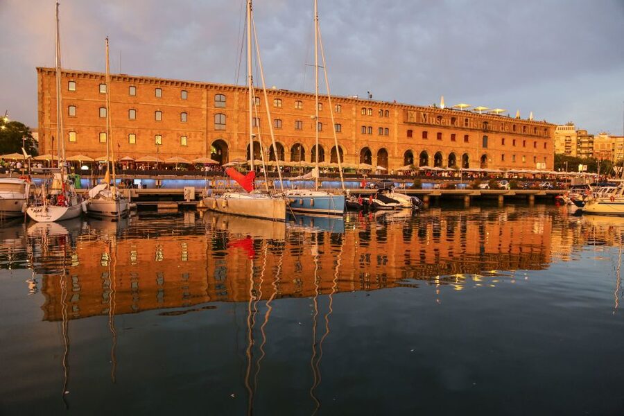 Barcelona: Unique Sunset Sailing Tour with Tapas & Open Bar - Small details that improve the experience