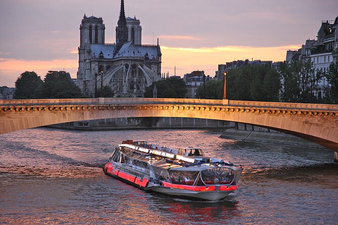 Bateaux Mouches Dinner Cruise on the Seine River in Paris - Photography and the Eiffel Tower moment