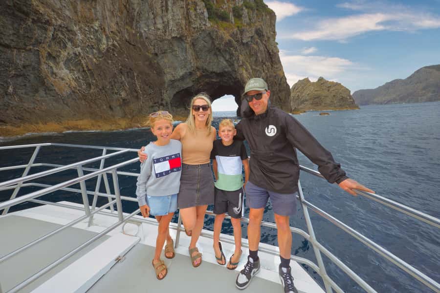 Bay of Islands: Discover the Bay Cruise with Island Lunch - A 4.5-hour route through the Bay of Islands