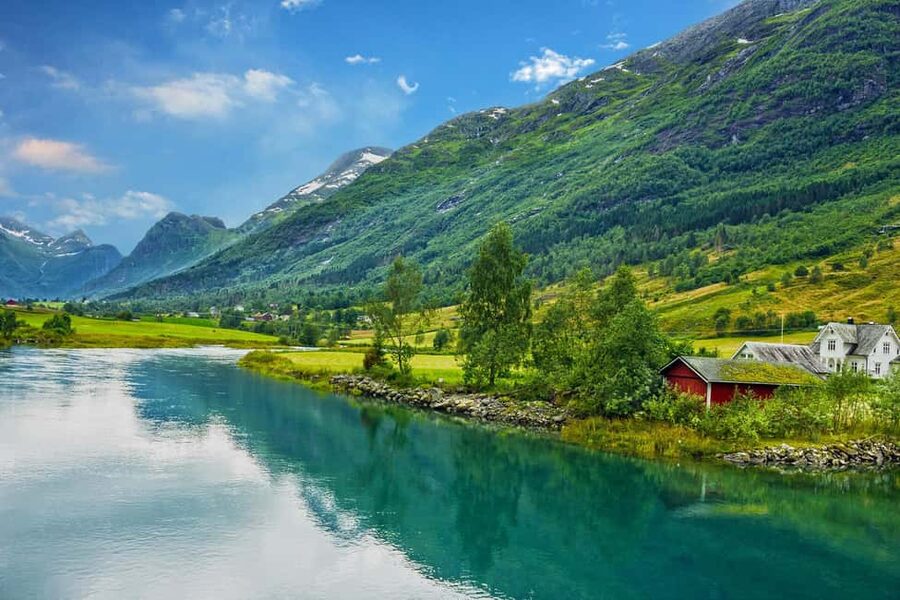 Bergen: UNESCO Fjord Cruise, Flåm & Stegastein - Incl. Lunch - Flåm offers a quick look at a famous village