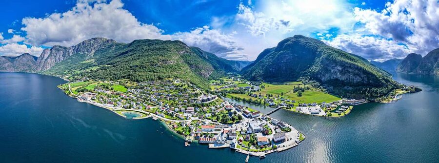 Bergen: UNESCO Fjord Cruise, Flåm & Stegastein - Incl. Lunch - Coffee, pastry, and the long ride home