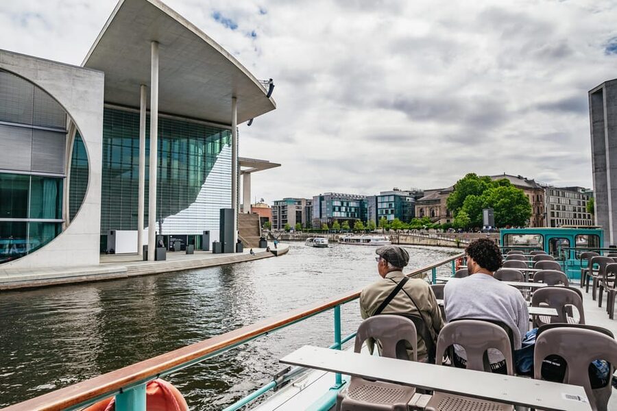 Berlin: 1-Hour City Sightseeing Cruise - Turning at Mühlendammschleuse and passing old Berlin