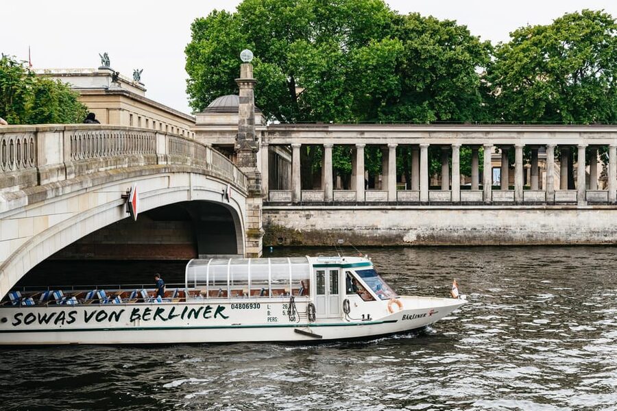 Berlin: 1-Hour City Sightseeing Cruise - Friedrichstraße and the Parliament district