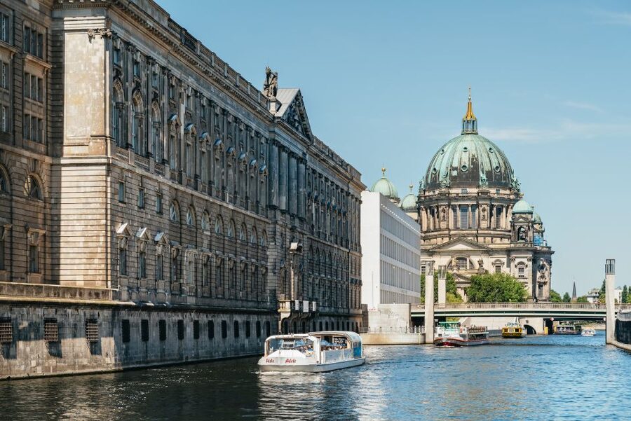 Berlin: 1-Hour City Tour by Boat with Guaranteed Seating - Hauptbahnhof and the House of World Cultures