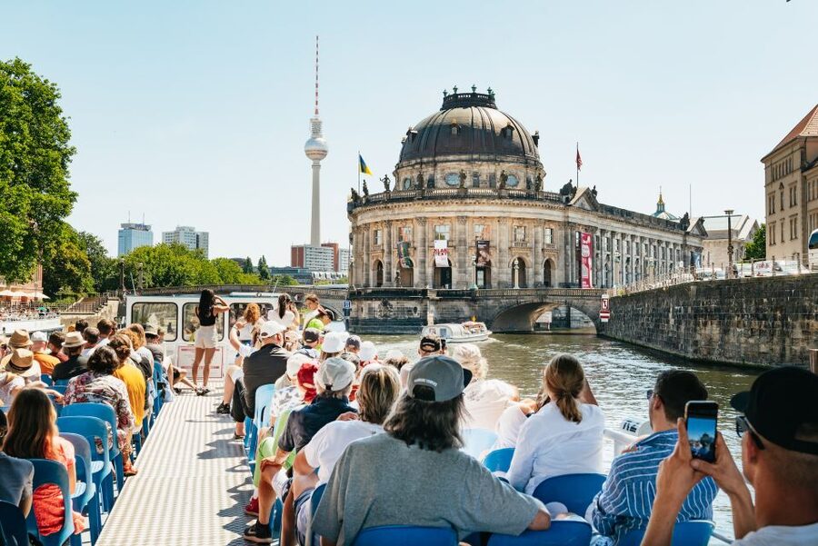 Berlin: 1-Hour City Tour by Boat with Guaranteed Seating - Berlin Cathedral, Museum Island, and Nikolaiviertel