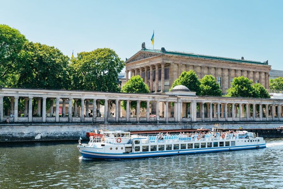 Berlin: 1-Hour City Tour by Boat with Guaranteed Seating - Choosing your pier near Friedrichstraße or Nikolaiviertel