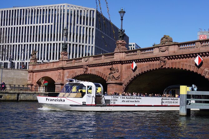 Berlin: 1-hr Boat Tour with Bilingual Live Guide (DE/EN) - Humboldt Forum and Berlin’s old center