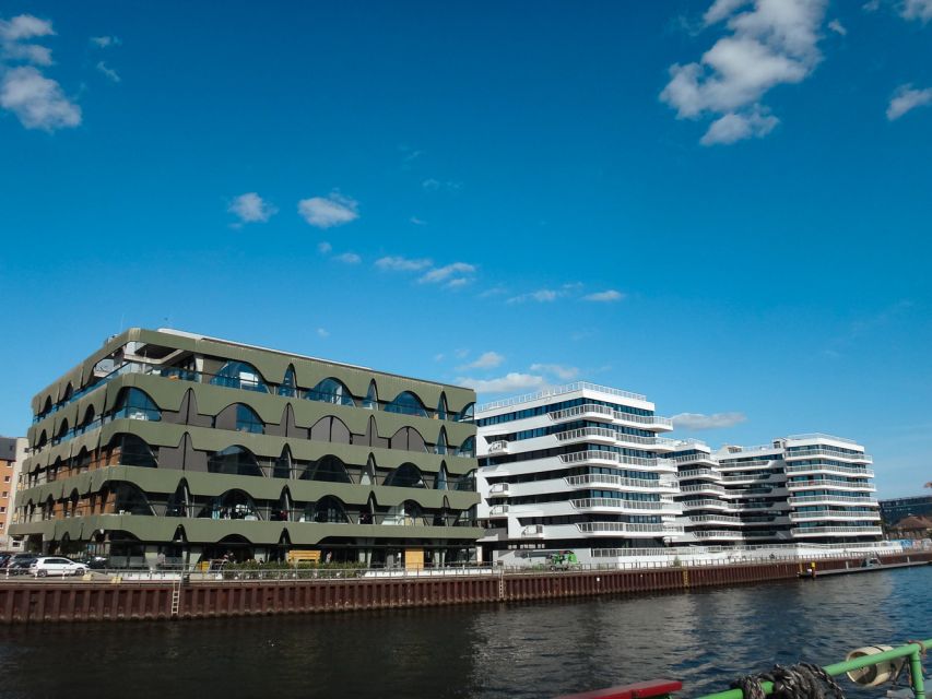 Berlin: 2.5-Hour East Side Boat Cruise with Commentary - Commentary, seating, and the onboard setup
