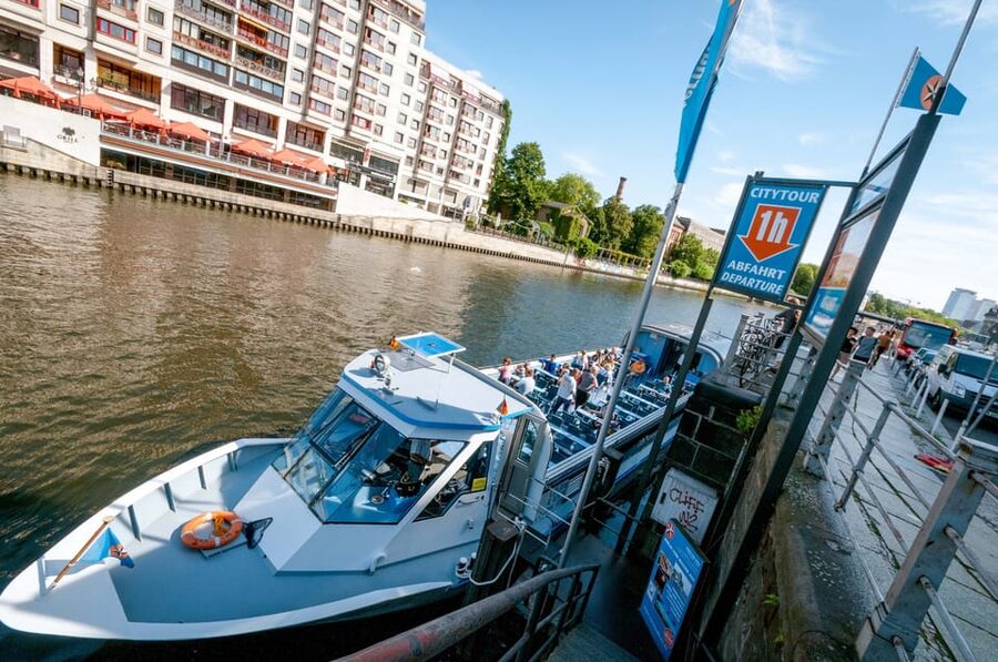 Berlin: 3.25-Hour Spree & Landwehrkanal Boat Tour - The Government District from a river-level seat