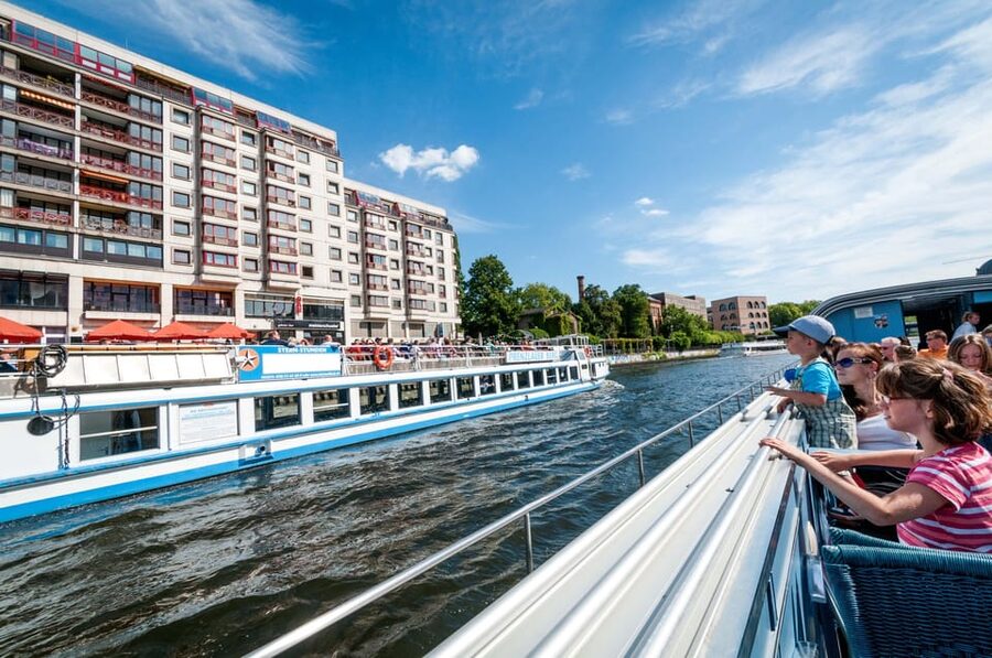 Berlin: 3.25-Hour Spree & Landwehrkanal Boat Tour - Commentary, guides, and how much you will learn