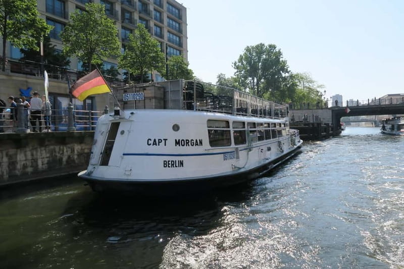 Berlin: Boat Sightseeing Cruise with Audioguide - A gentle introduction to Berlin from the Spree