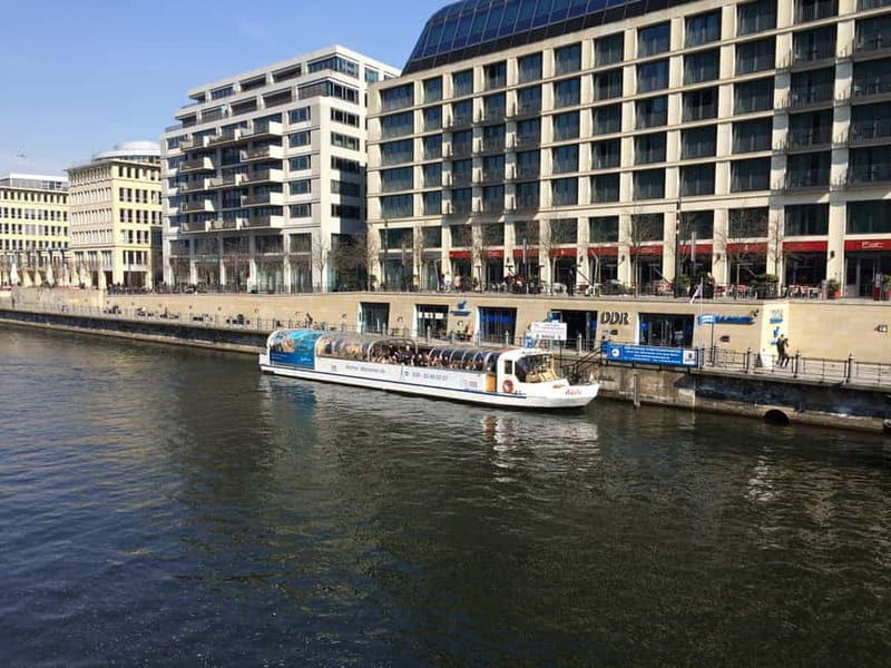 Berlin: Boat Sightseeing Cruise with Audioguide - Humboldt Forum and Museum Island from the water
