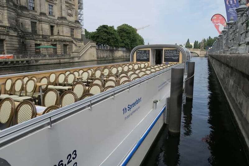 Berlin: Boat Sightseeing Cruise with Audioguide - Haus der Kulturen der Welt and Tiergarten