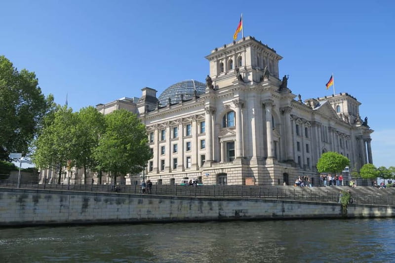 Berlin: Boat Sightseeing Cruise with Audioguide - Comfort, drinks, and the onboard setup