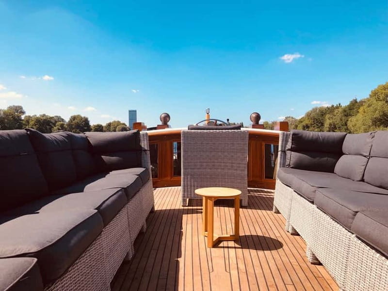 Berlin: Boat Sightseeing Tour on Electric Motor Yacht - Who should book this Spree cruise?