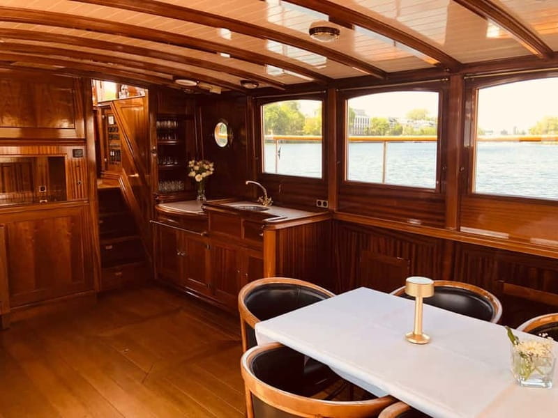 Berlin: Boat Sightseeing Tour on Electric Motor Yacht - House of World Cultures and Bellevue Palace