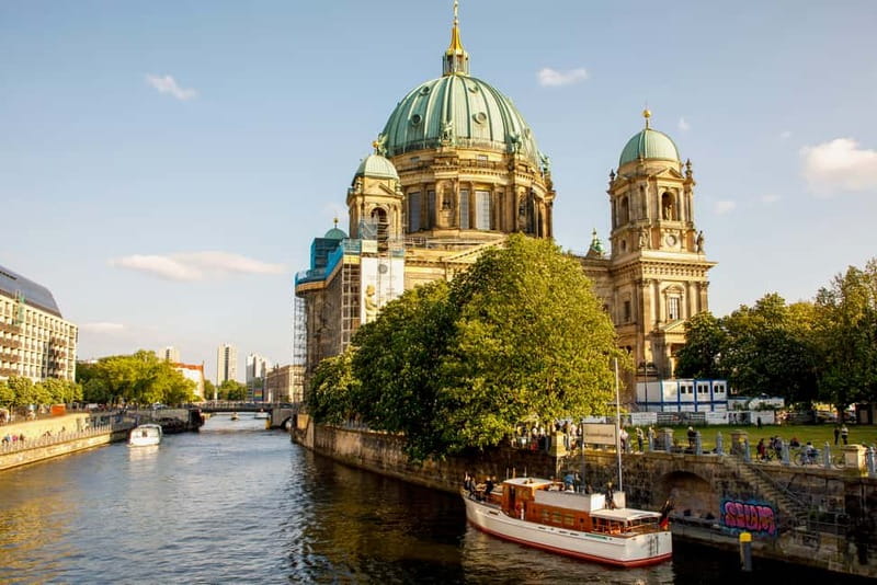 Berlin: Boat Sightseeing Tour on Electric Motor Yacht - Berlin Cathedral and Museum Island from the water