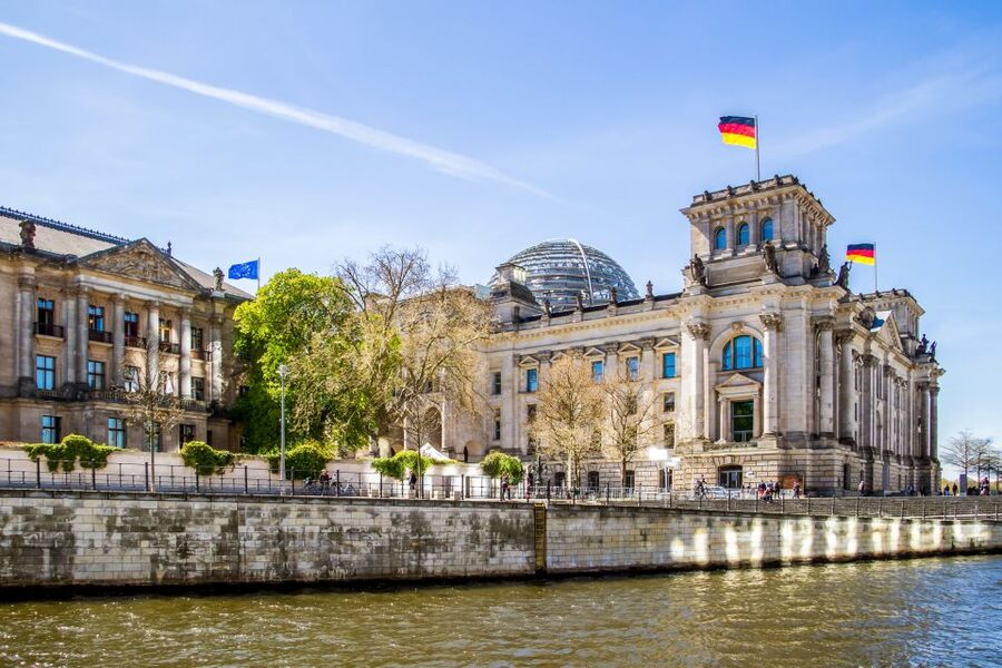 Berlin: Boat Tour Along the River Spree - Central Station and the changing face of Berlin