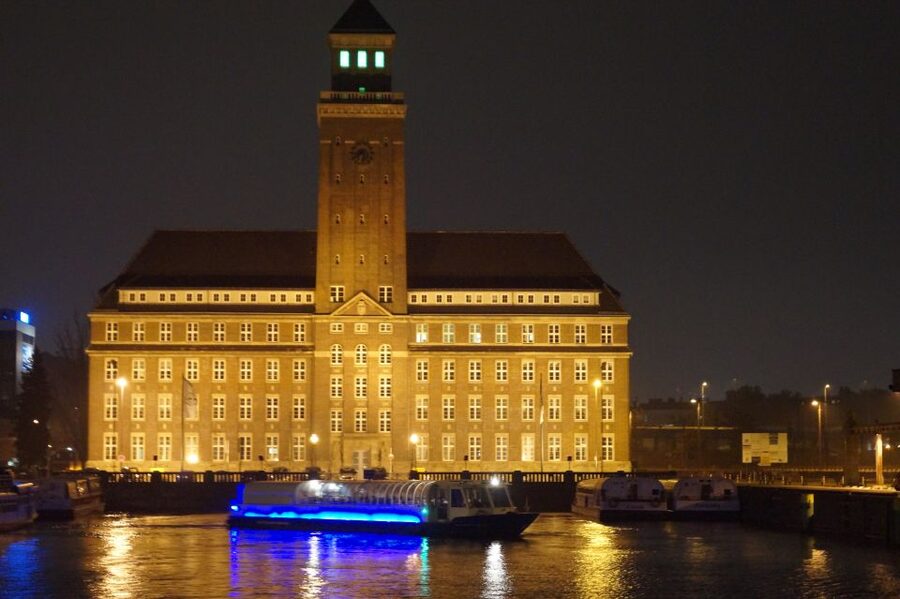 Berlin: Dinner Cruise on the Spree with Prosecco - Comparing the meat, fish, and vegetarian menus