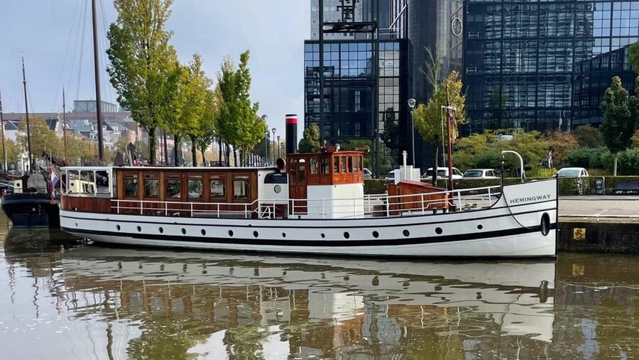 Berlin: Historic Boat Sightseeing City Center Tour - What the onboard service is like