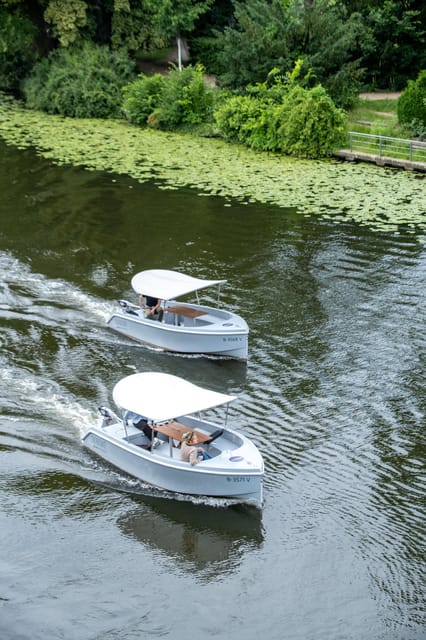 Berlin: Self-Drive Boat Tour - Following the river toward Molecule Man