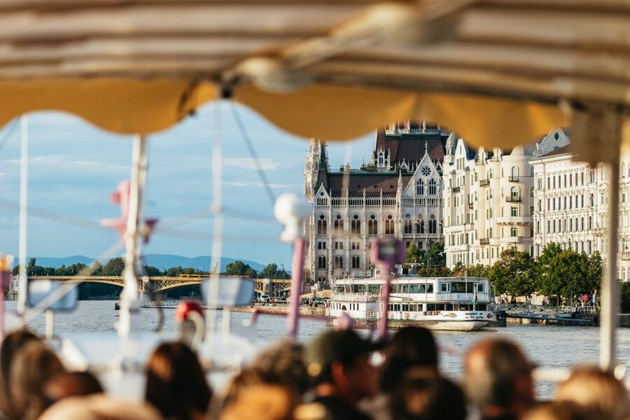 Best of Budapest Cruise - Chain Bridge and the central riverfront