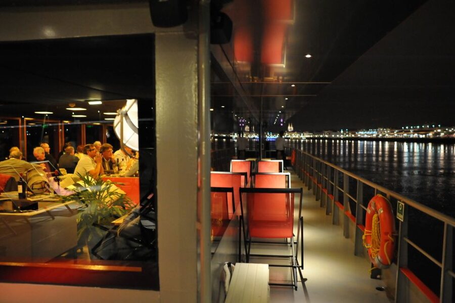 Bordeaux: 2-Hour River Dinner Cruise - Boarding, timing, and practical details