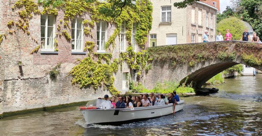 Bruges: Small Group Boat Cruise and Guided Walking Tour - Why this Bruges tour works so well as a first look